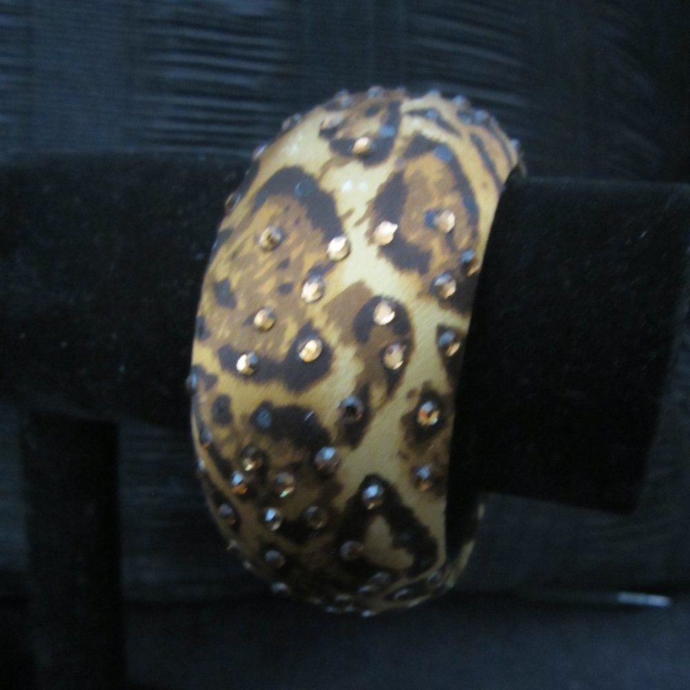 Satin Covered Fixed Bangal Leopard Print By Cache - image 4